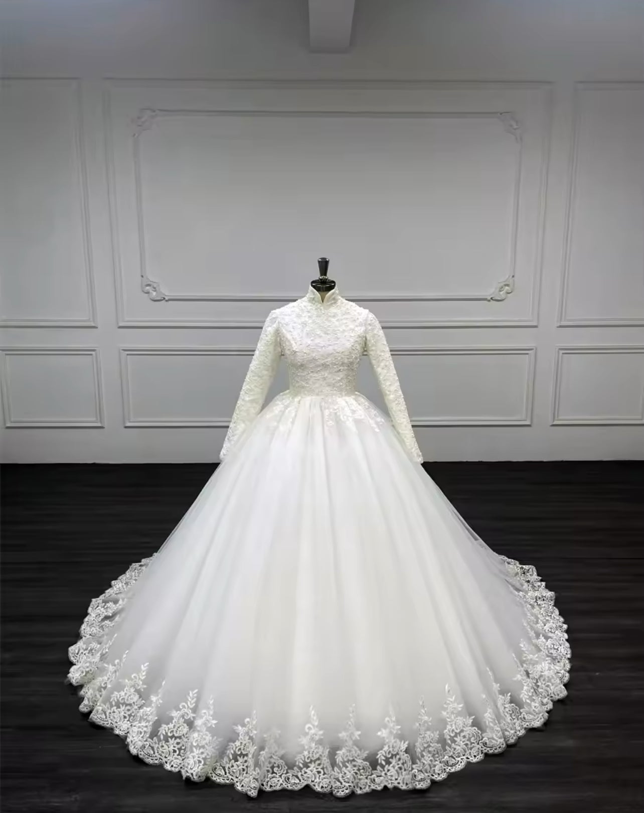 Robe de mariée à manches longues et col haut avec perles