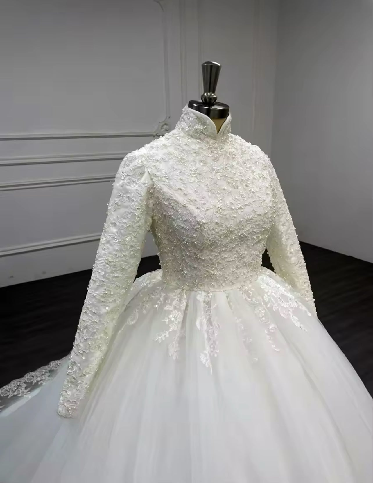 Robe de mariée à manches longues et col haut avec perles