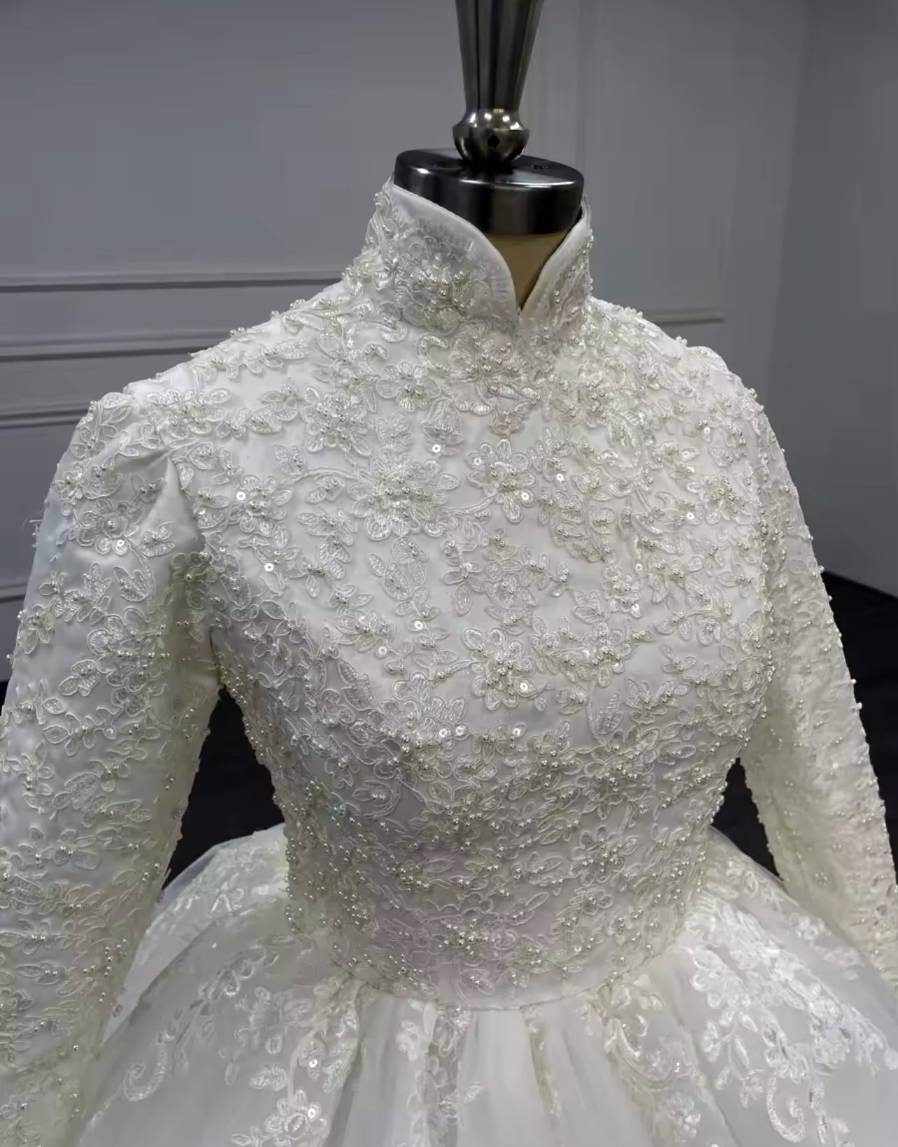 Robe de mariée à manches longues et col haut avec perles