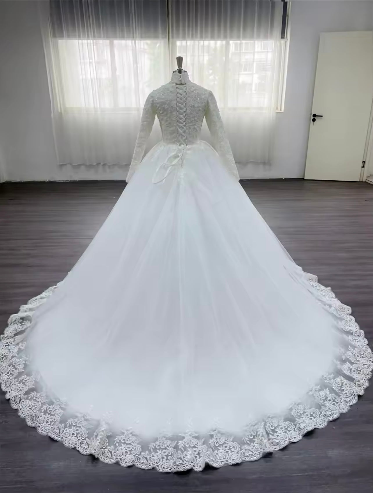 Robe de mariée à manches longues et col haut avec perles