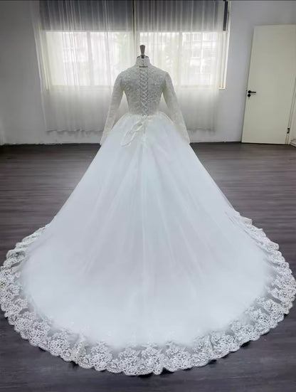 Robe de mariée à manches longues et col haut avec perles